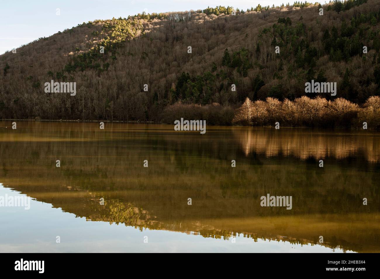 Lake Chambon im Winter, Puy de Dome Department, Auvergne-Rhone-Alpes, Frankreich, Europa Stockfoto