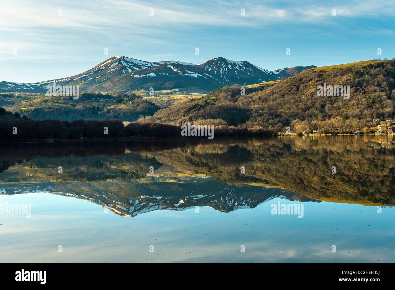 Lake Chambon im Winter und Sancy-Massiv, Puy de Dome Department, Auvergne-Rhone-Alpes, Frankreich, Europa Stockfoto