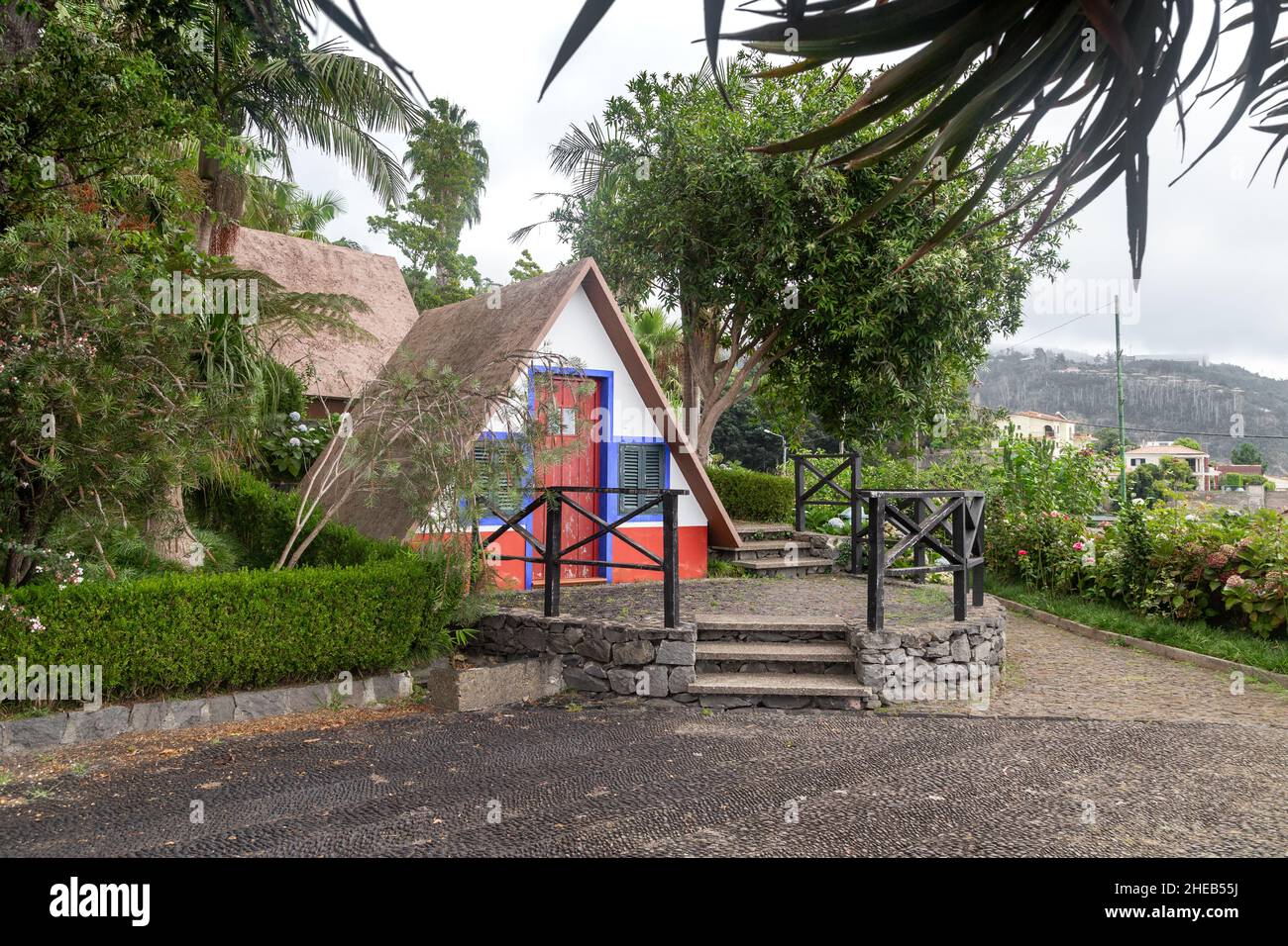 FUNCHAL, MADEIRA - 24. AUGUST 2021: Dies ist eine Kunstinstallation mit traditionellen dreieckigen Häusern im Monte Tropical Park. Stockfoto