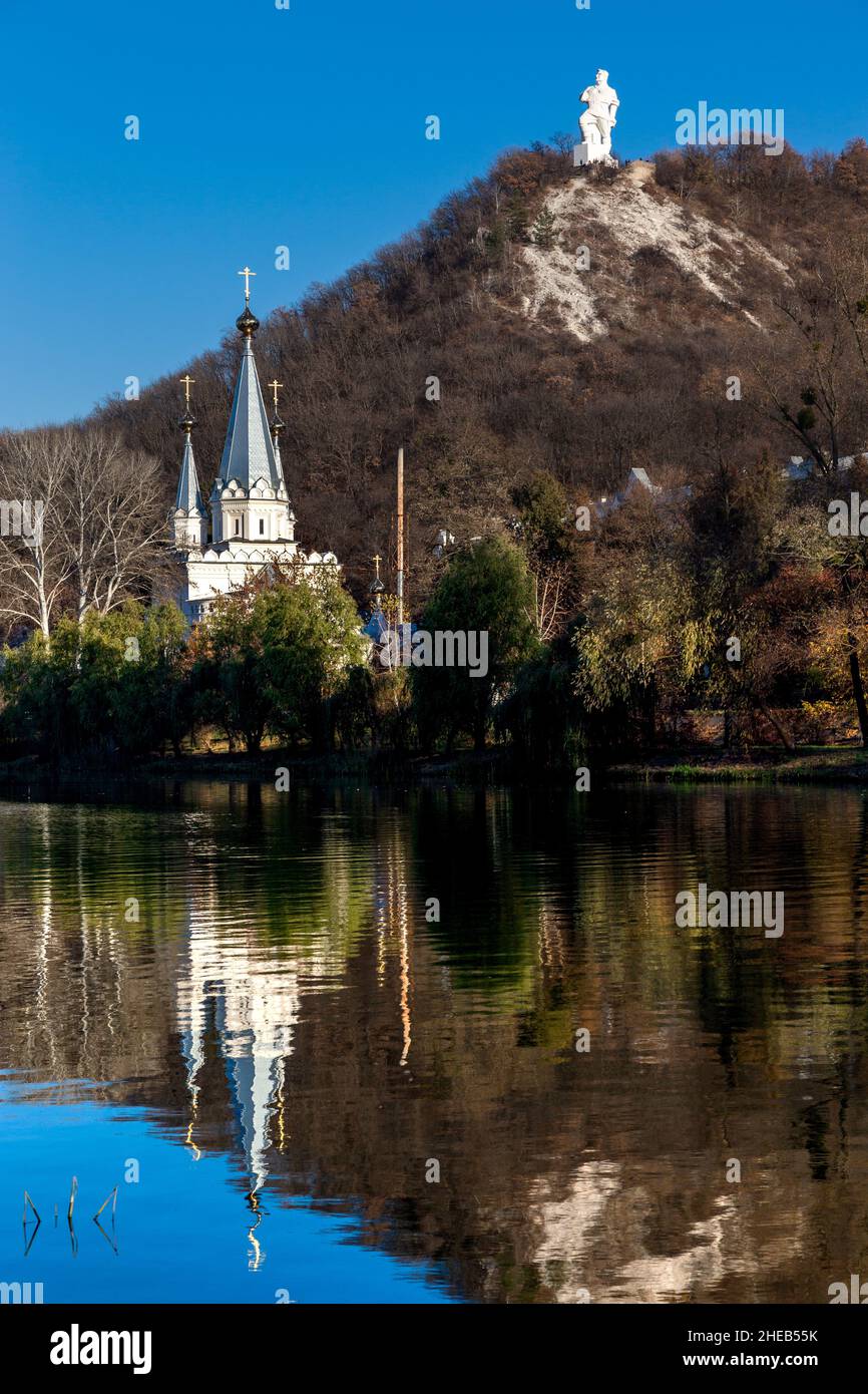 SWJATOGORSK, UKRAINE - 30. OKTOBER 2021: Es handelt sich um ein Denkmal für den Revolutionär Artem (Sergejew) auf einem Kreidehügel über dem Swjatogorsk Lavra. Stockfoto