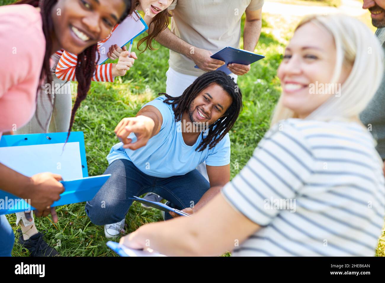 Der Mensch zeigt mit der Hand in eine Richtung als Orientierung in einem Offroad-Spiel in der Natur Stockfoto
