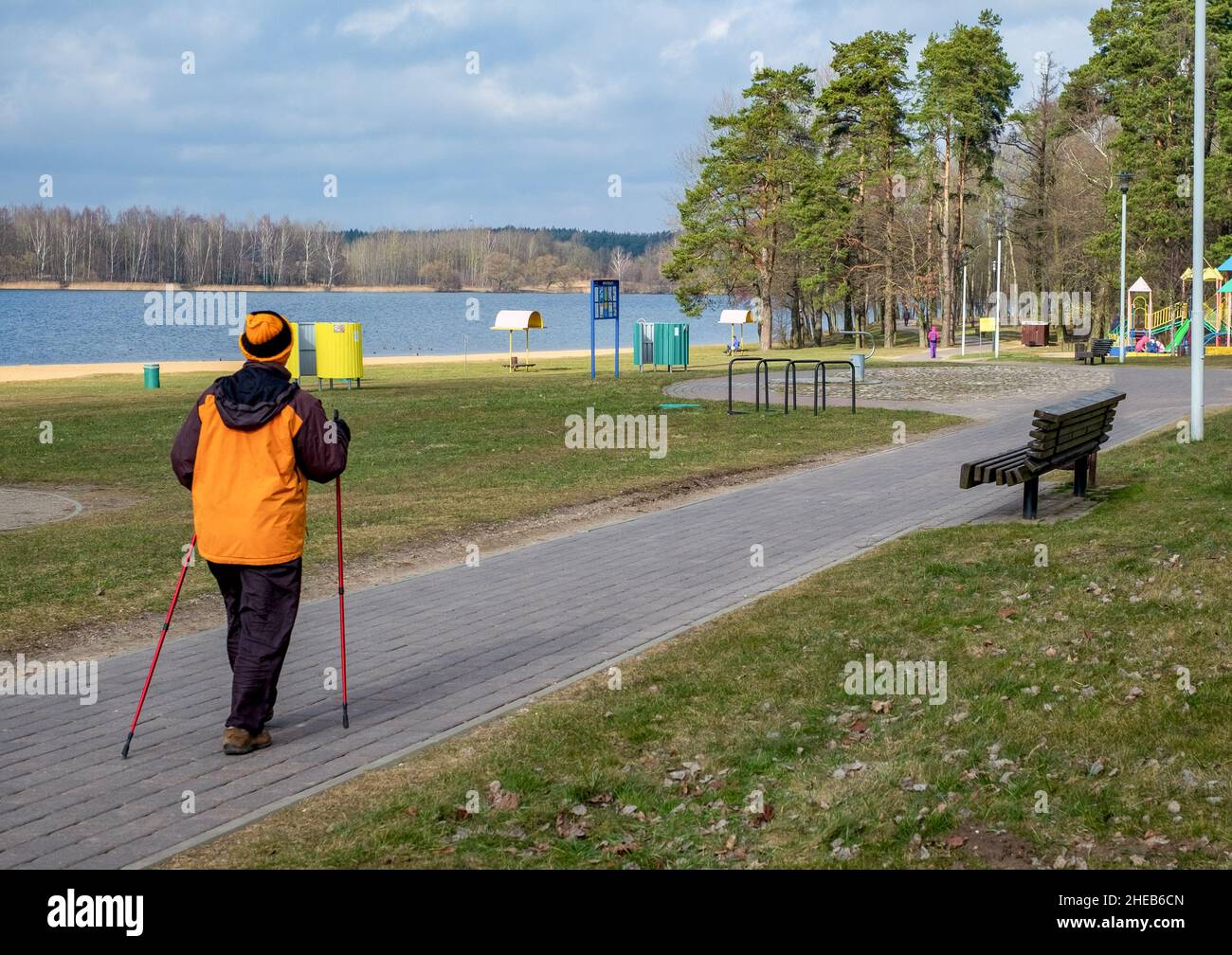 Nordic Walking. Ältere Frau, die sportliche Aktivitäten macht Stockfoto