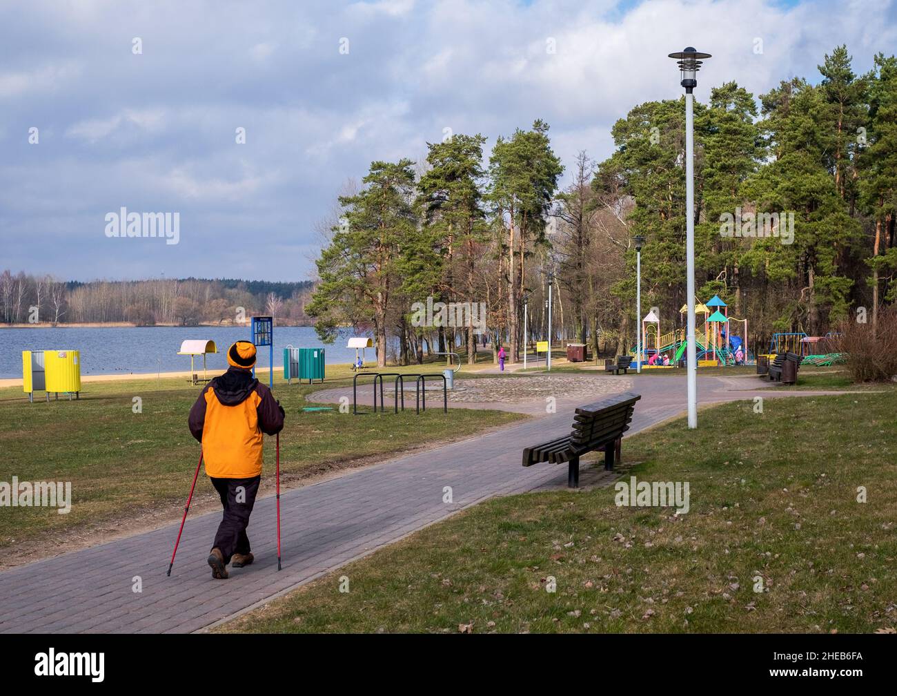 Nordic Walking. Ältere Frau, die sportliche Aktivitäten macht Stockfoto
