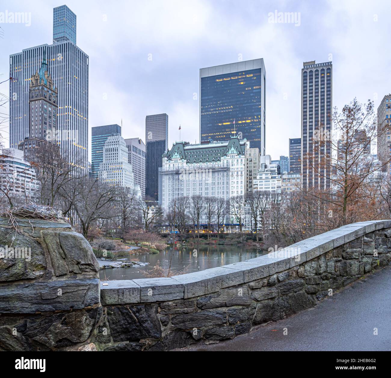 Gapstow Bridge im Central Park im Winter an regnerischen Tagen Stockfoto