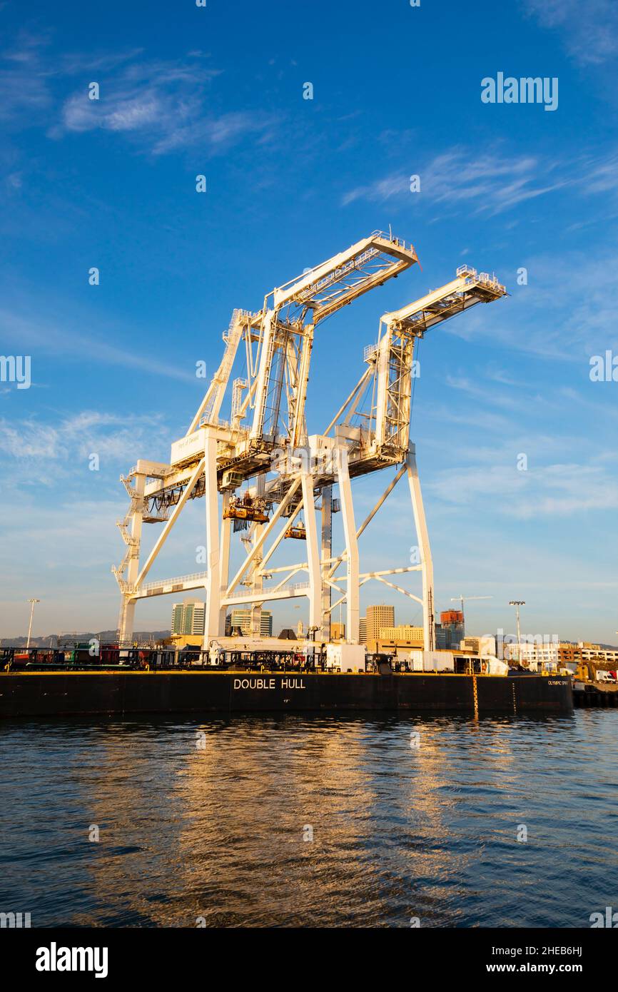 Riesige Container-Entladekrane im Hafen von Oakland, San Francisco, Kalifornien, USA Stockfoto