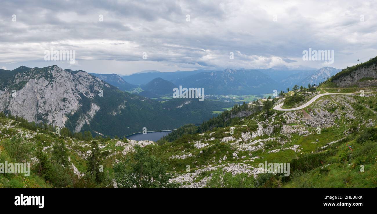 Panoramablick vom Restaurant Loseralm zum Altausseer See, im Ausseerland, Steiermark, Österreich. Keine Menschen, leere Straße, Tourismus, Sommer. Stockfoto