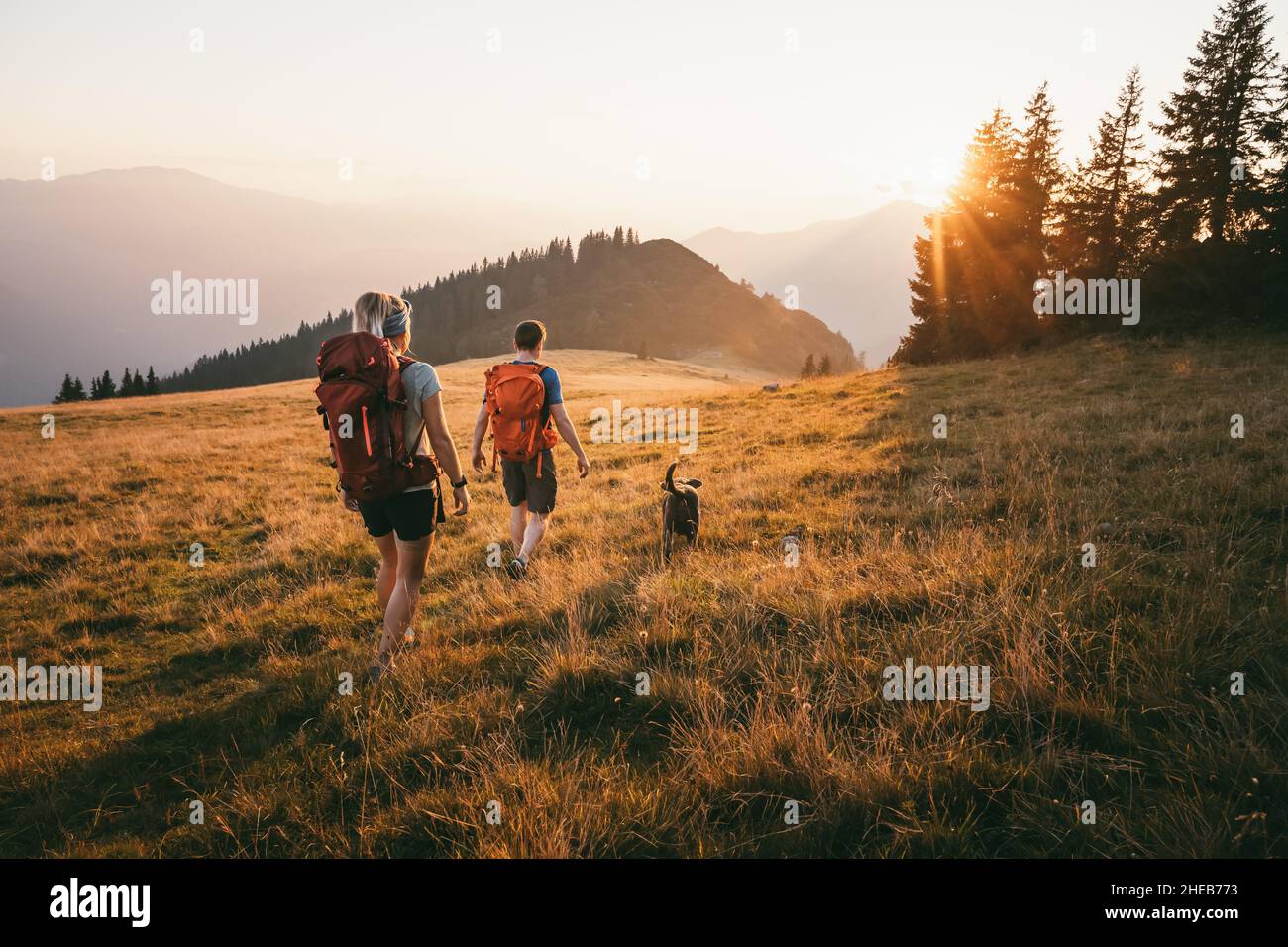 Junges Paar bei Sonnenuntergang auf dem Berg, Salzburg, Österreich, Europa Stockfoto