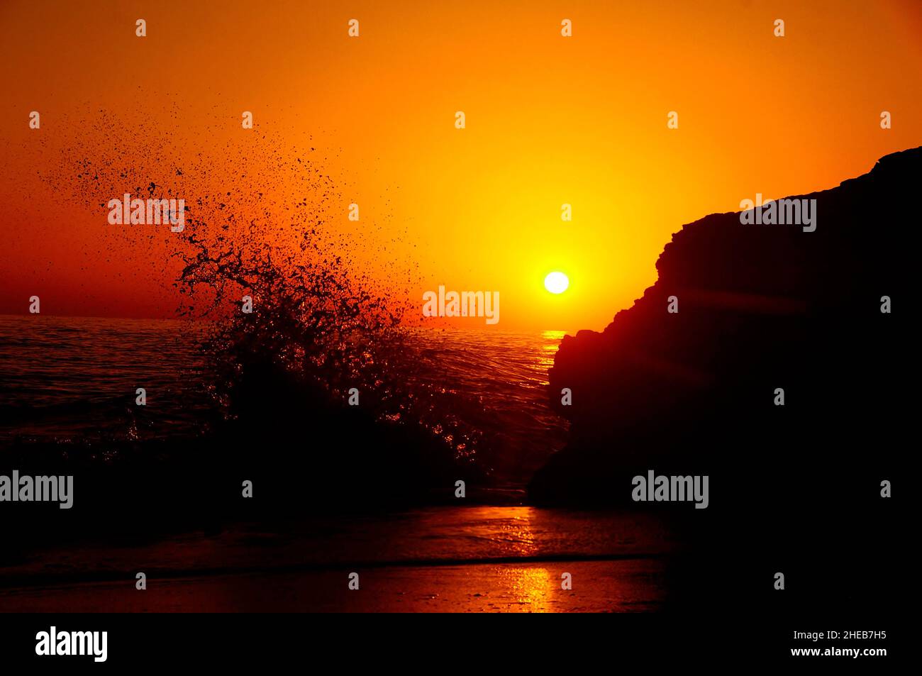 Sonnenuntergang am Strand von Terrox in Malaga, Andalusien. Stockfoto