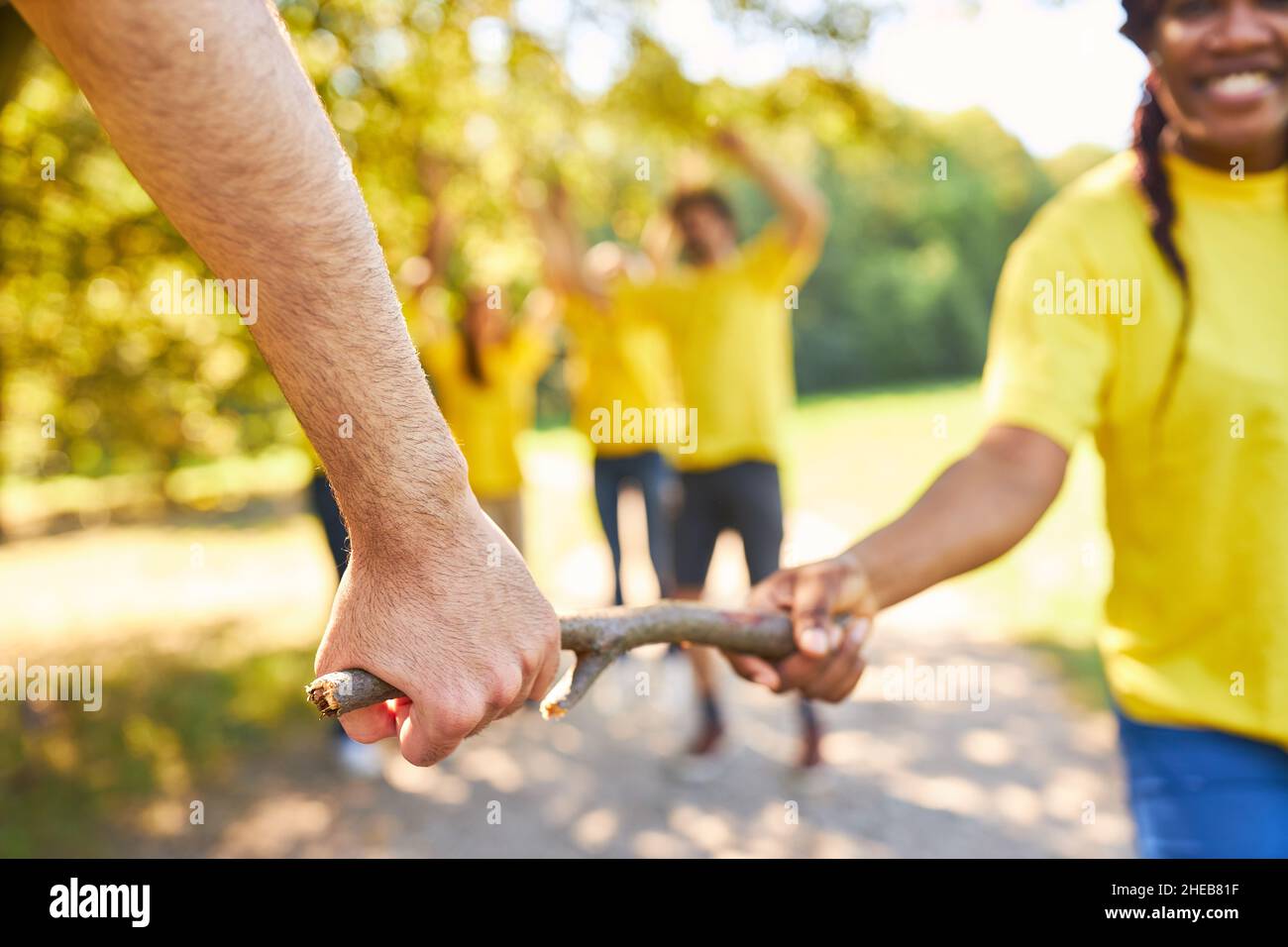 Im Sommer laufen die Menschen im Staffellauf als Teambuilding-Übung in der Natur Stockfoto
