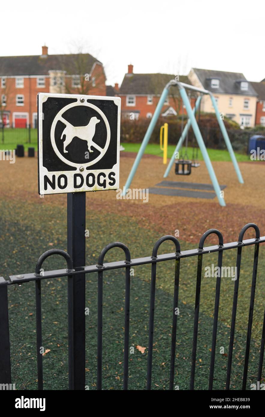 Ein Schild, das keine Hunde erlaubt, auf einem Kinderspielplatz auf einem Wohngebiet in Romsey Hampshire. Stockfoto