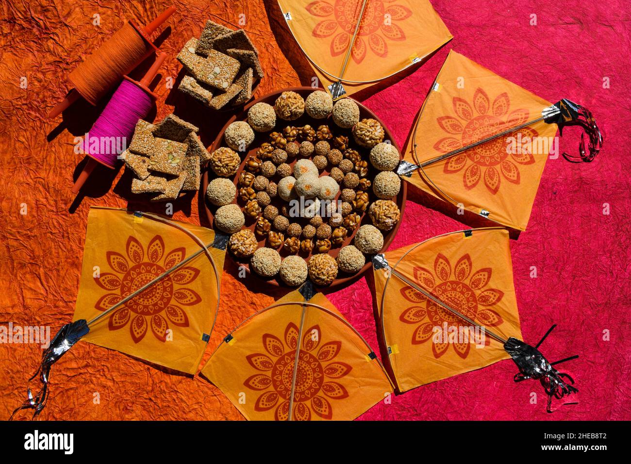 Verschiedene Laddu wie Til laddu Amaranth Rajgira, Puffreis oder Mamma, Peanut, til Sesam chikki, Sankrant oder Uttarayan spezielle Süßspeisen. Sankranti Stockfoto