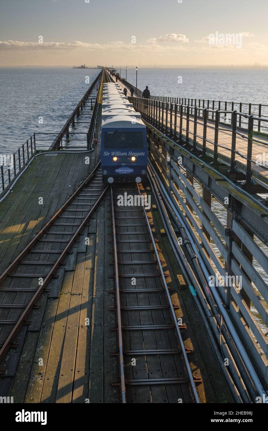 Pier-Zug nähert sich dem Bahnhof am Ufer. Stockfoto