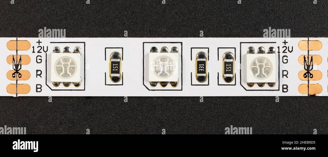 RGB-LED-Streifen Nahaufnahme auf schwarzem Hintergrund Stockfoto