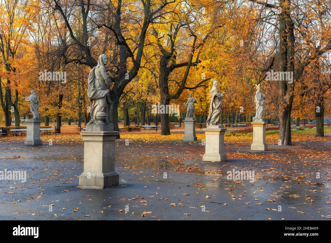 Herbst im Sächsischen Garten in Warschau, Polen. Historischer Park mit Statuen aus dem 18th. Jahrhundert im Stadtzentrum. Stockfoto