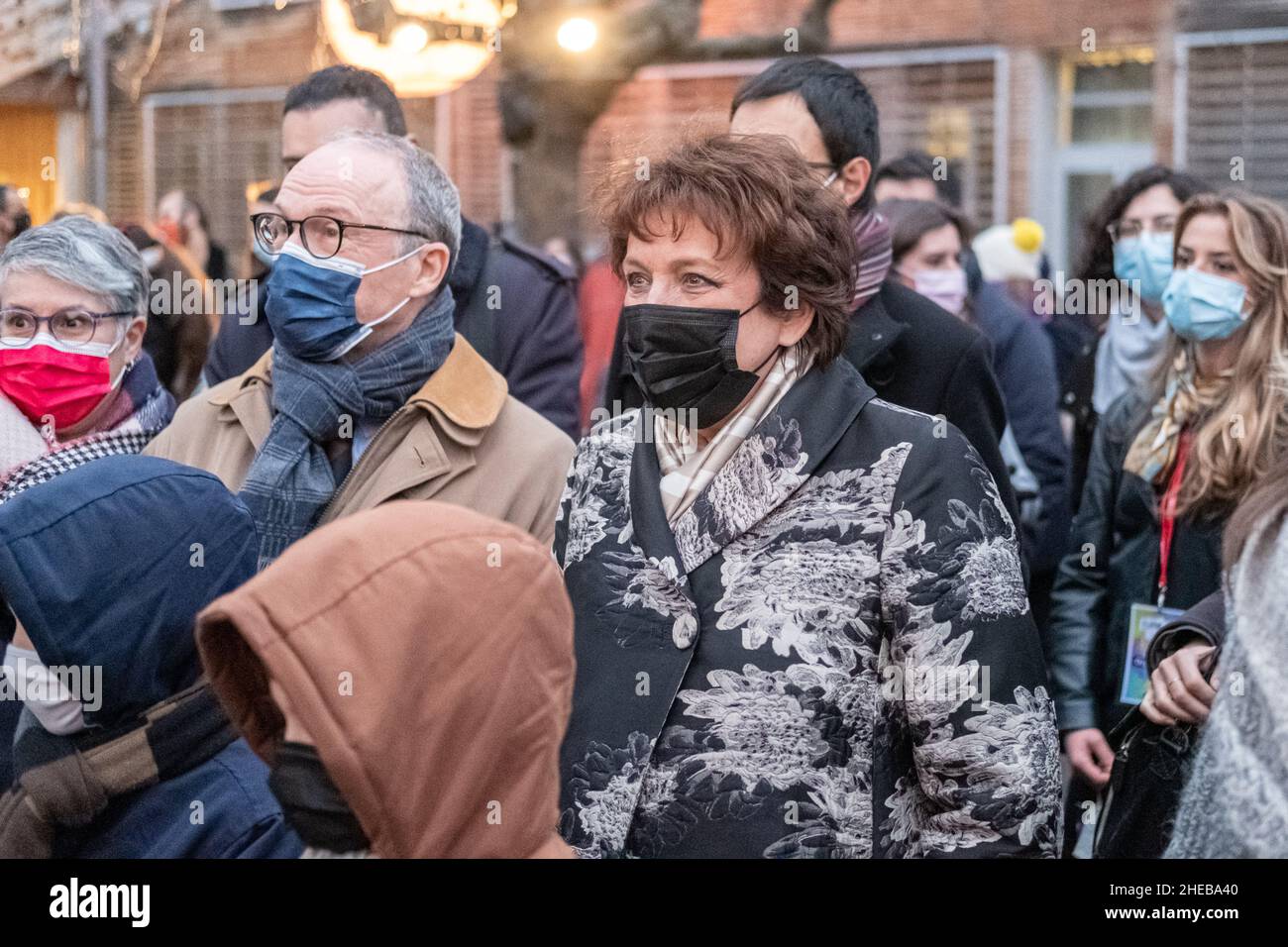 Villeurbanne (Frankreich), 7. Januar 2022. Die Ministerin für Kultur, Roselyne Bachelot, weiht den Minimix der Jules Ferry-Schule ein. Sie ist neben ihr Stockfoto