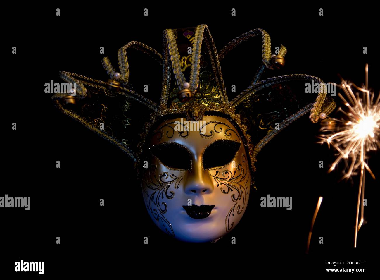 Den Helder, Niederlande. Dezember 2022. Venezianische Karnevalsmaske auf schwarzem Hintergrund mit Funken. Hochwertige Fotos Stockfoto