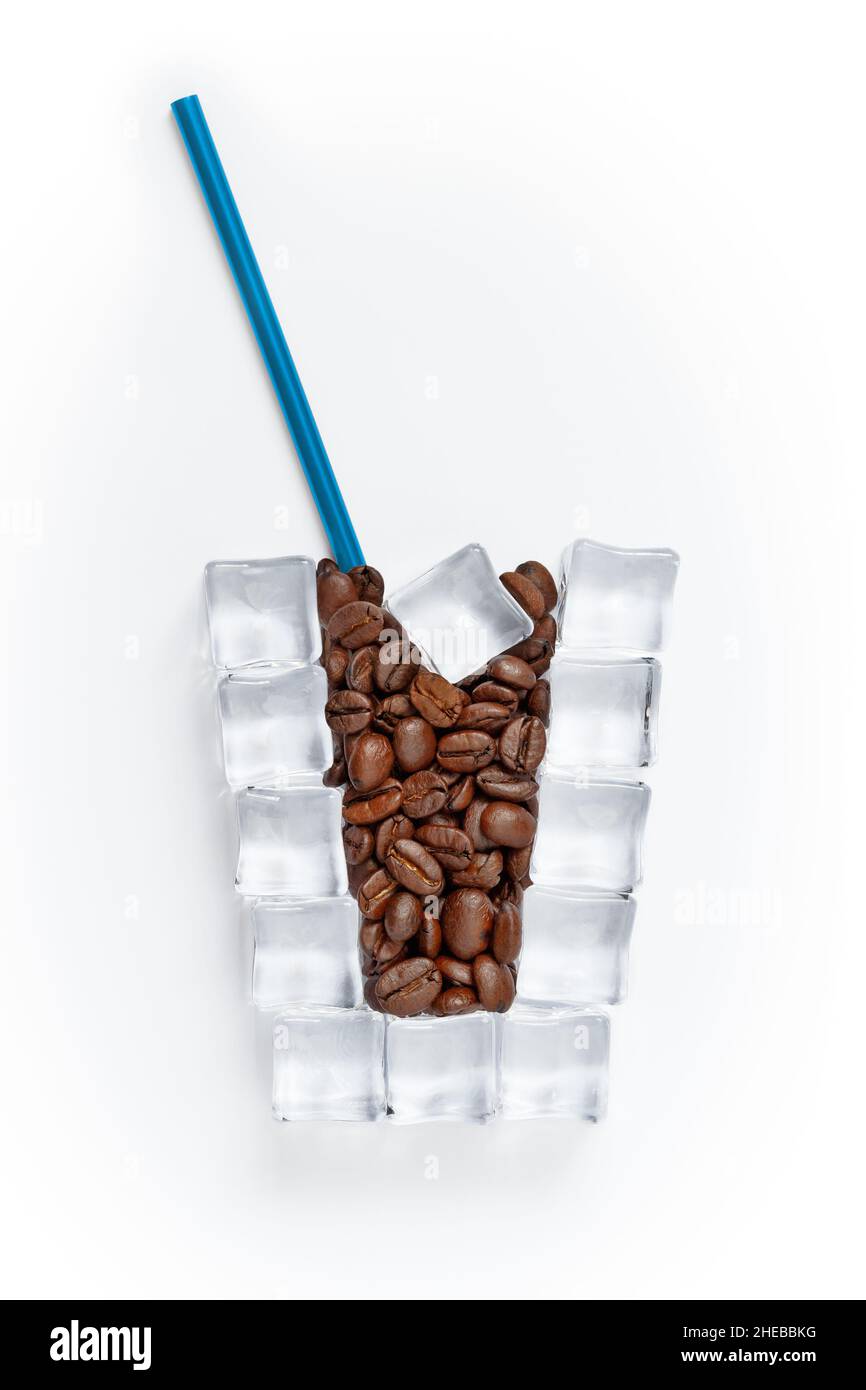 Ein Glas aus Eiswürfeln, gefüllt mit Kaffeebohnen. Konzept von kaltem Kaffeegetränk, Eiscocktail Stockfoto