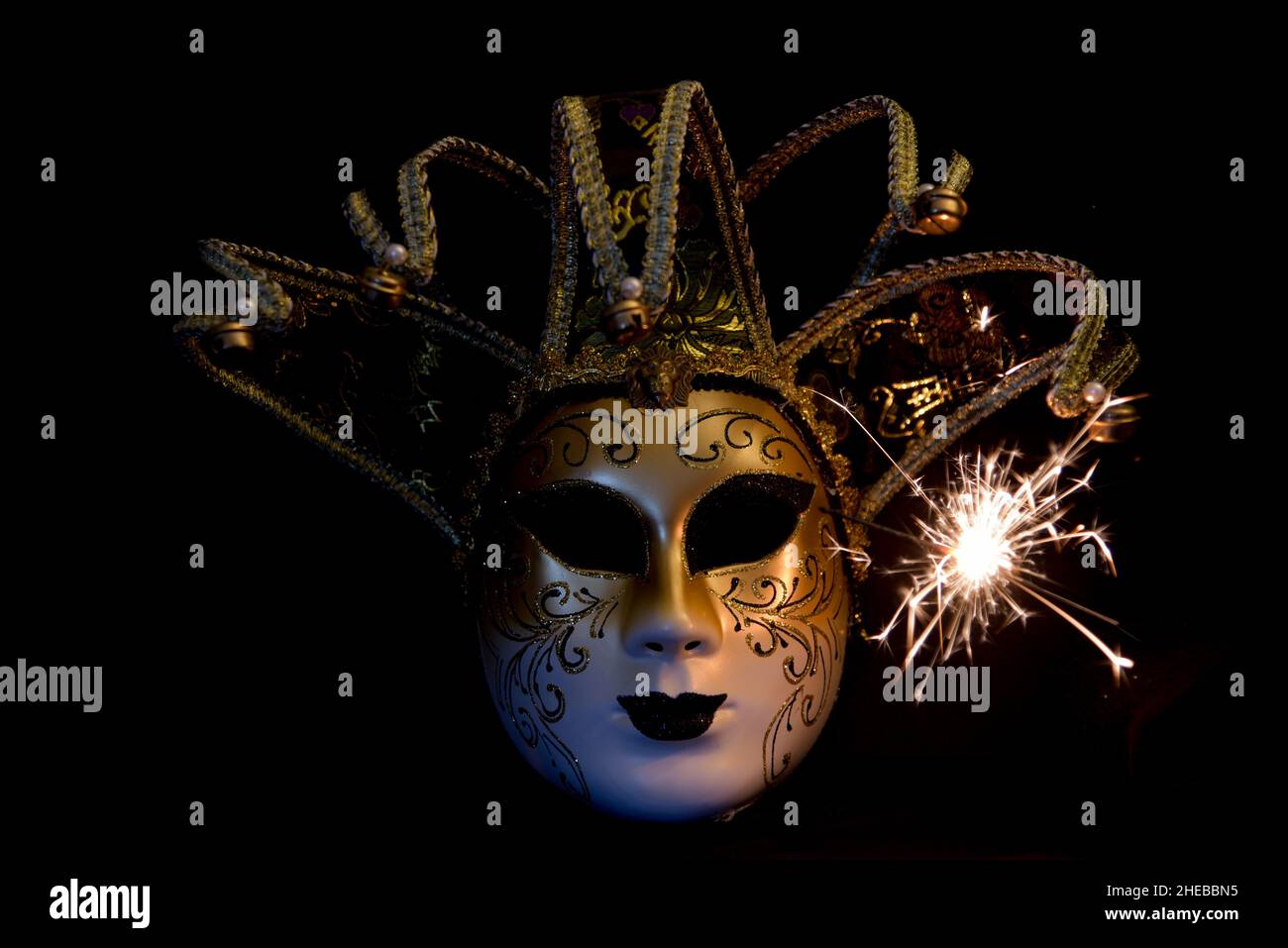 Den Helder, Niederlande. Dezember 2022. Venezianische Karnevalsmaske auf schwarzem Hintergrund mit Funken. Hochwertige Fotos Stockfoto