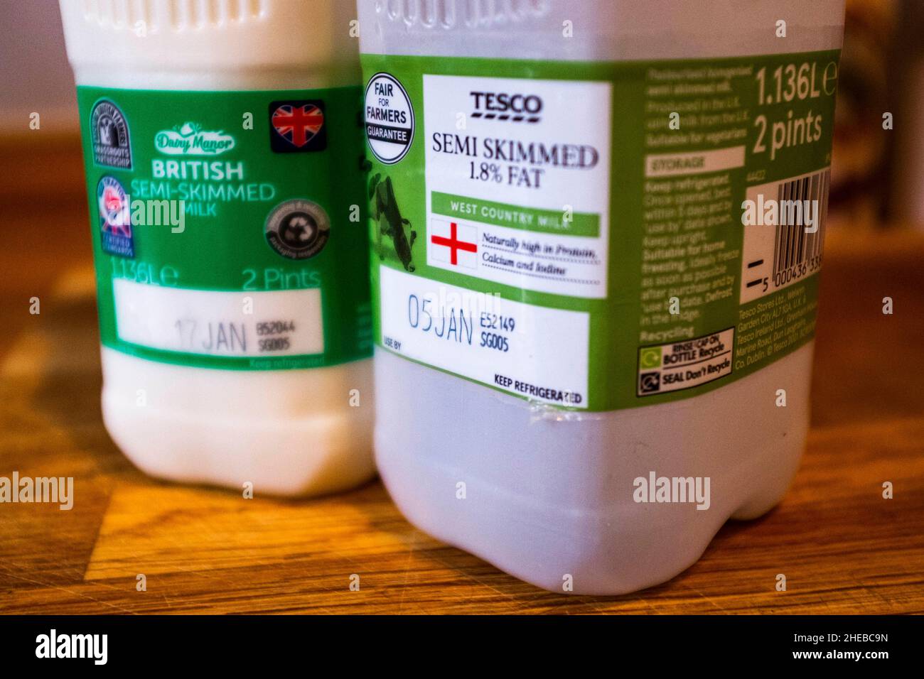 Milchkartons mit halbmager Milch aus dem Supermarkt mit Daten, die das britische Foto zeigen, aufgenommen von Simon Dack Stockfoto