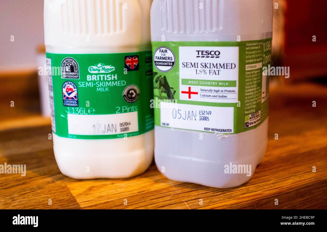 Milchkartons mit halbmager Milch aus dem Supermarkt mit Daten, die das britische Foto zeigen, aufgenommen von Simon Dack Stockfoto