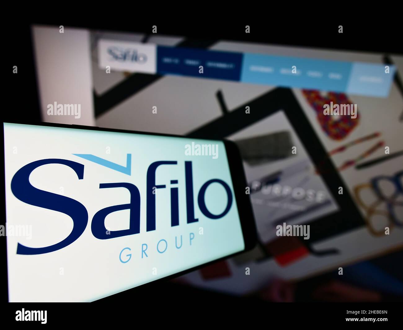 Handy mit Logo des italienischen Brillenunternehmens Safilo Group S.p.A. auf dem Bildschirm vor der Business-Website. Konzentrieren Sie sich auf die linke Seite des Telefondisplays. Stockfoto