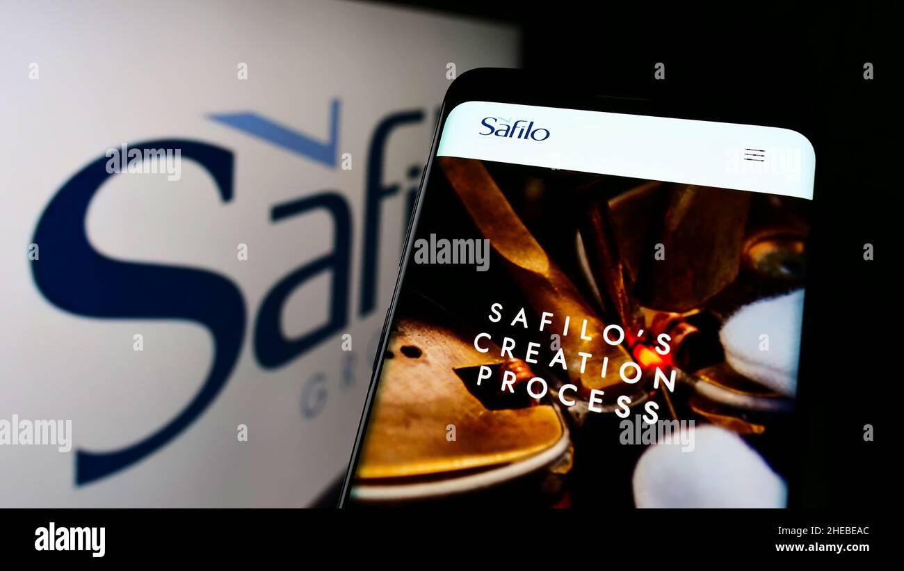 Mobiltelefon mit Webseite des italienischen Brillenunternehmens Safilo Group S.p.A. auf dem Bildschirm vor dem Firmenlogo. Konzentrieren Sie sich auf die Mitte des Telefondisplays. Stockfoto