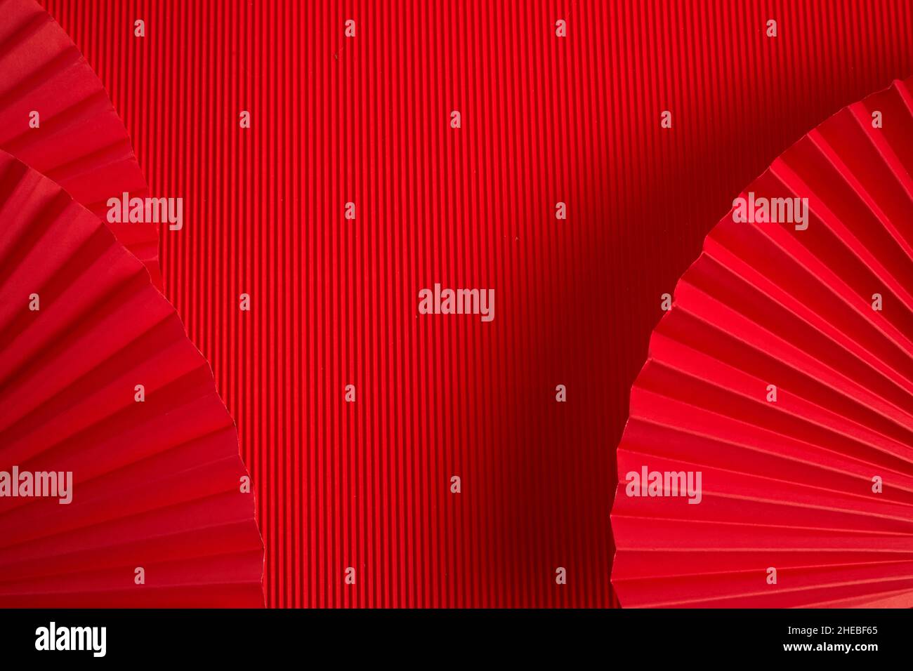 Chinesisches Neujahr. Roter abstrakter Hintergrund mit Handpapierfächer zur Produktpräsentation. Stockfoto
