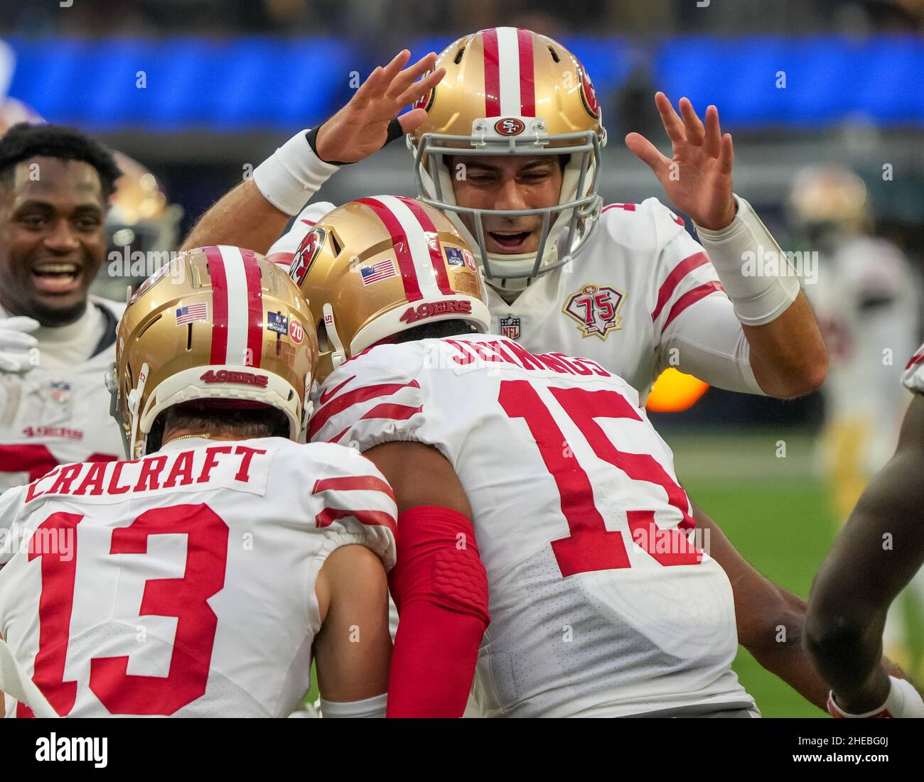 Inglewood, Usa. 10th Januar 2022. San Francisco 49ers Jimmy Garoppolo feiert mit Teamkollegen nach dem Touchdown im zweiten Quartal gegen die Los Angeles Rams Sonntag, 9. Januar 2022 im SoFi Stadium in Inglewood, Kalifornien. Die Niners besiegten die Rams 27-24. Foto von © Jon SooHoo/2022 Quelle: UPI/Alamy Live News Stockfoto