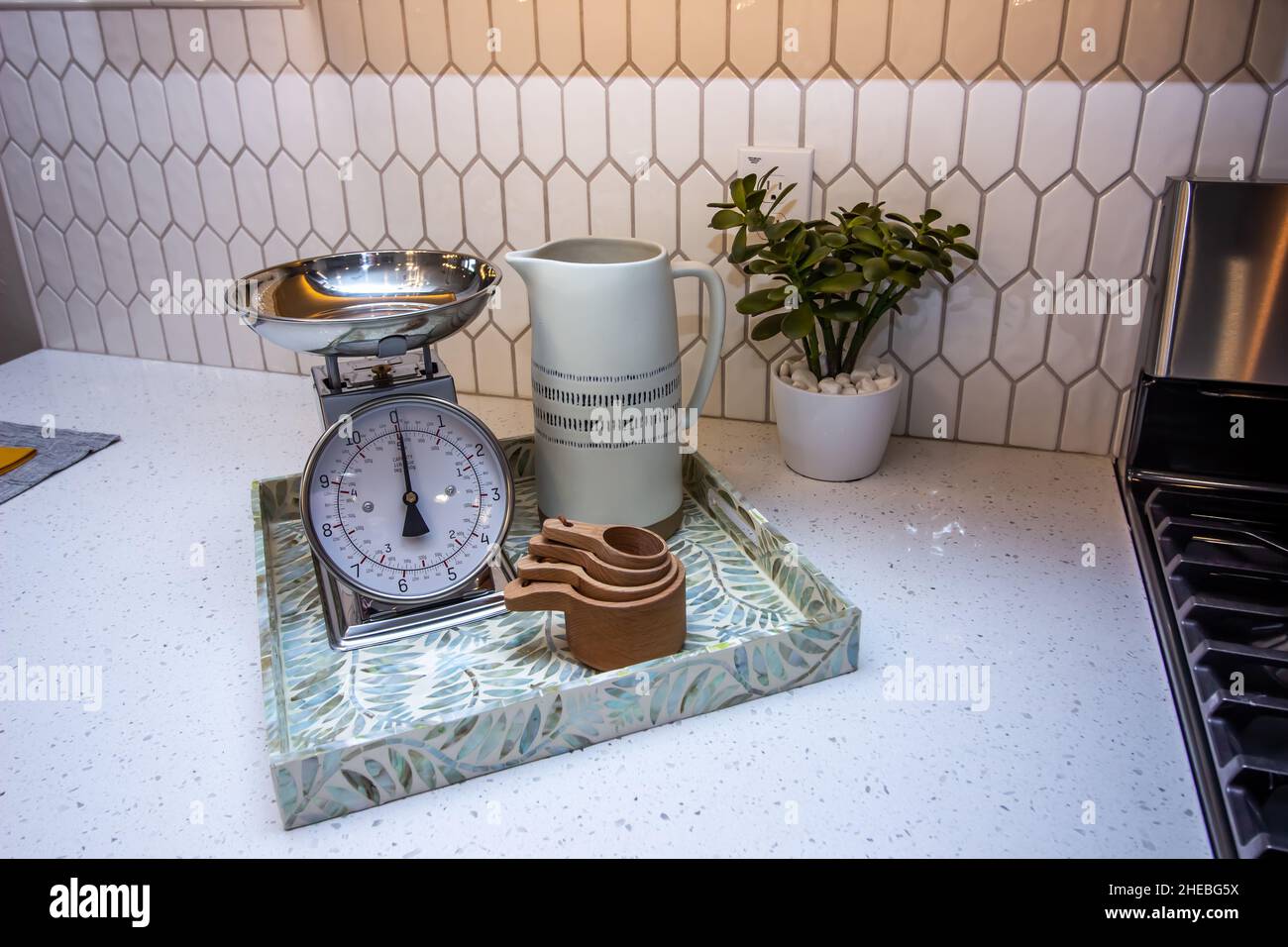 Lebensmittelwaage Auf Decorator Tray In Der Modernen Küche Stockfoto