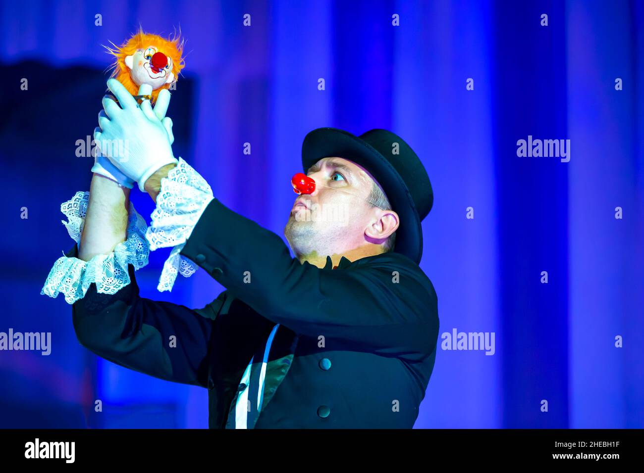 Zirkus Clown führt. Ein Mann in einem Clown Outfit mit einem Spielzeug Stockfoto