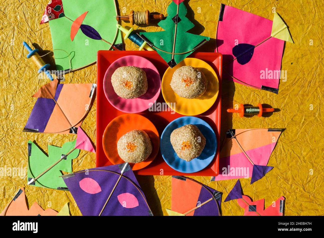Til laddu oder Sesam ladoo makarsankranti Thema spezielle sankranti traditionelle Süßigkeiten mit bunten Drachen Hintergrund Grußwünsche. sankranti Plakate, Stockfoto