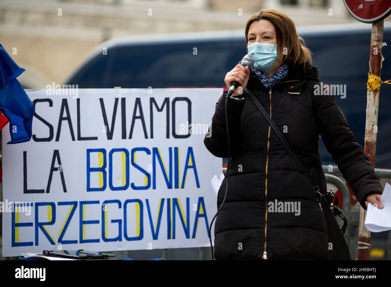 Plakat sagt: Rettet Bosnien und Herzegowina. Rom, Italien. 10th Januar 2022. Heute veranstalteten die in Rom lebenden Bosnier eine Demonstration mit dem Titel „Save Bosnia and Herzegovina“, um die politische Krise hervorzuheben, die derzeit Bosnien und Herzegowina betrifft, und um gegen das Risiko einer Teilung ihres Landes zu protestieren. Ähnliche Demonstrationen fanden in anderen europäischen Hauptstädten statt. Kredit: LSF Foto/Alamy Live Nachrichten Stockfoto