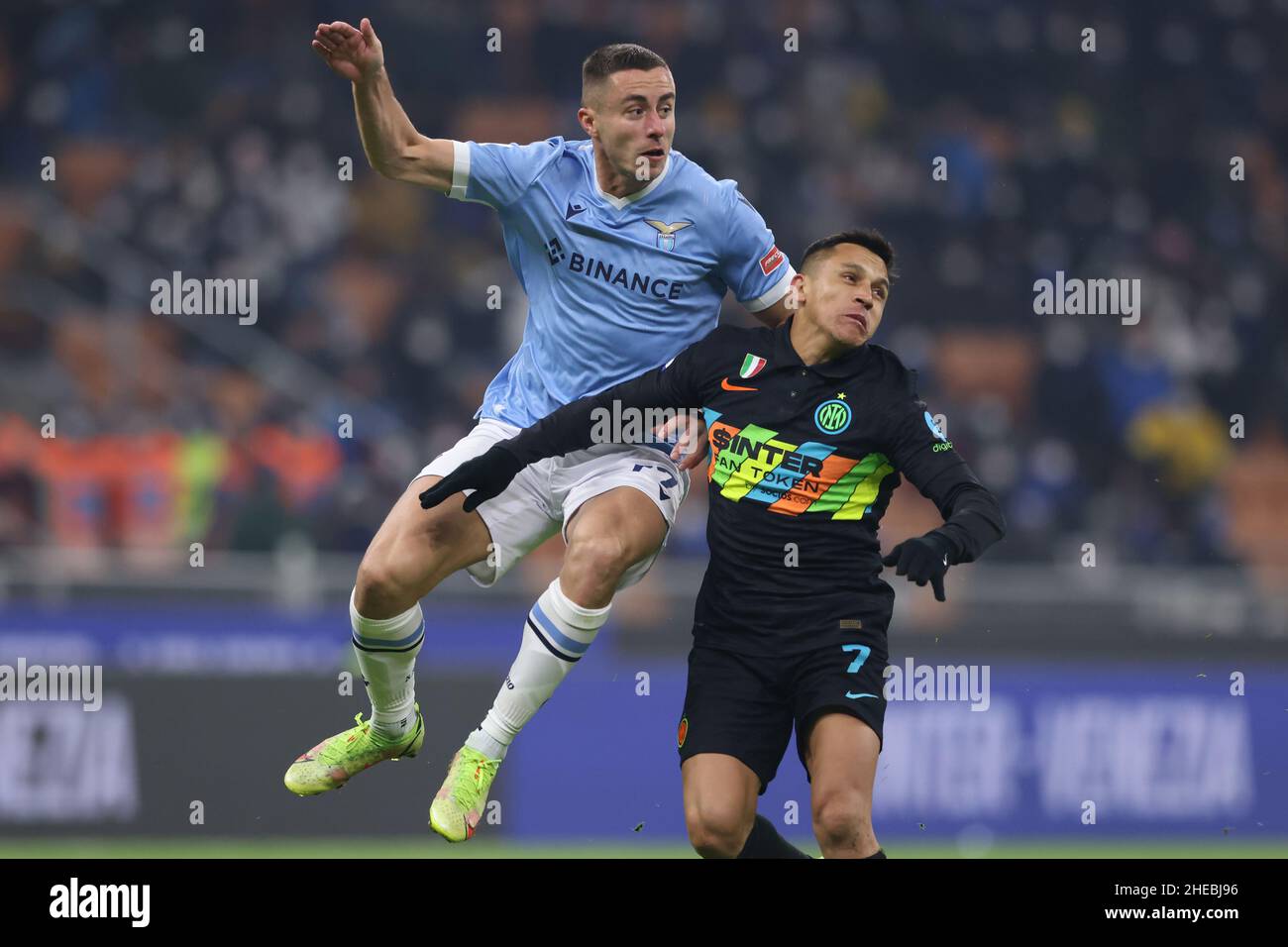 Mailand, Italien. 9th Januar 2022. Adam Marusic von der SS Lazio stößt während des Serie-A-Spiels bei Giuseppe Meazza, Mailand, auf Alexis Sanchez vom FC Internazionale. Bildnachweis sollte lauten: Jonathan Moscrop/Sportimage Kredit: Sportimage/Alamy Live News Stockfoto