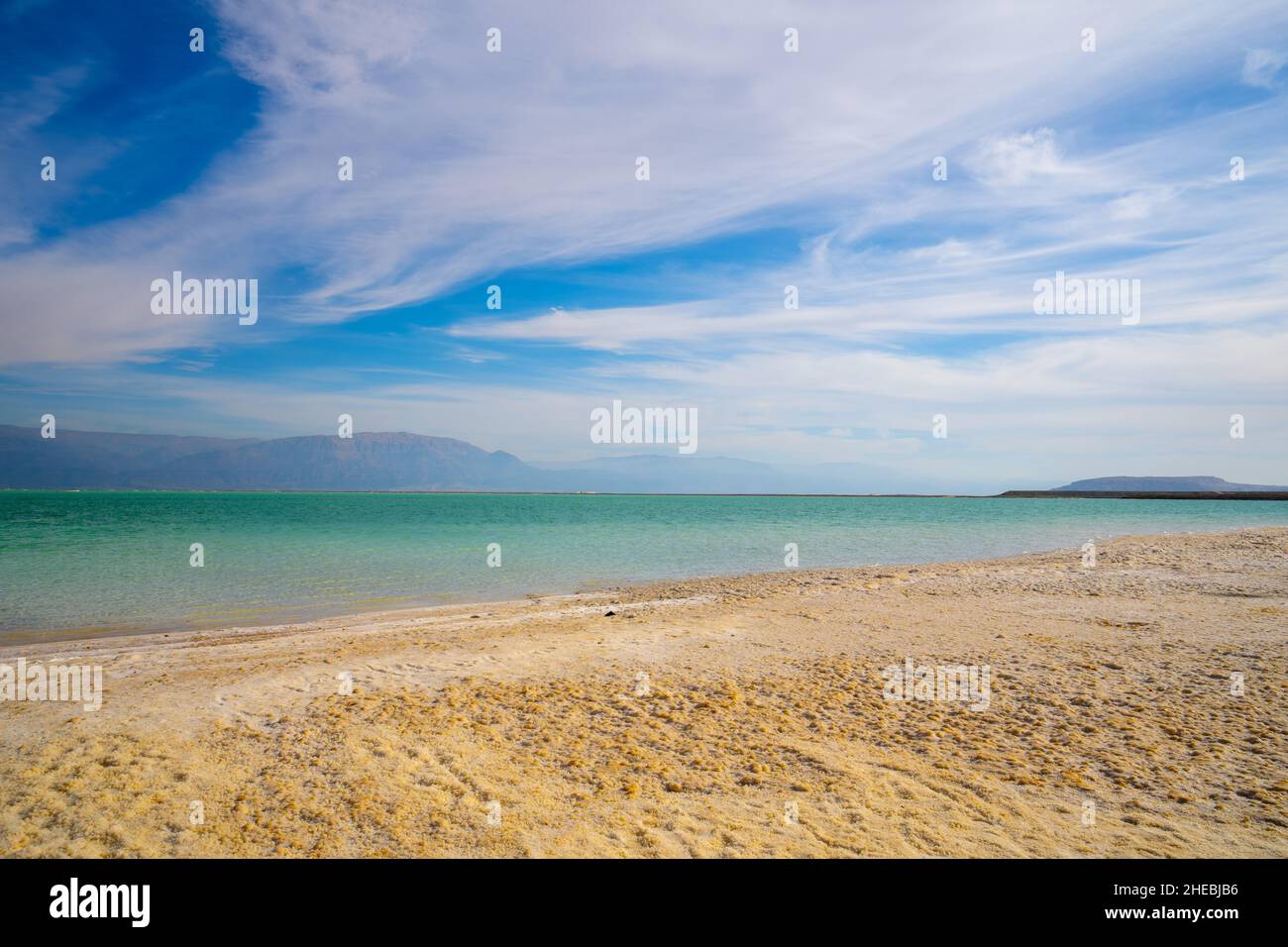 Der Wasserstand nimmt ab und die Salzkristallisation wird durch Verdunstung an den Küsten des Toten Meeres in Israel verursacht Stockfoto