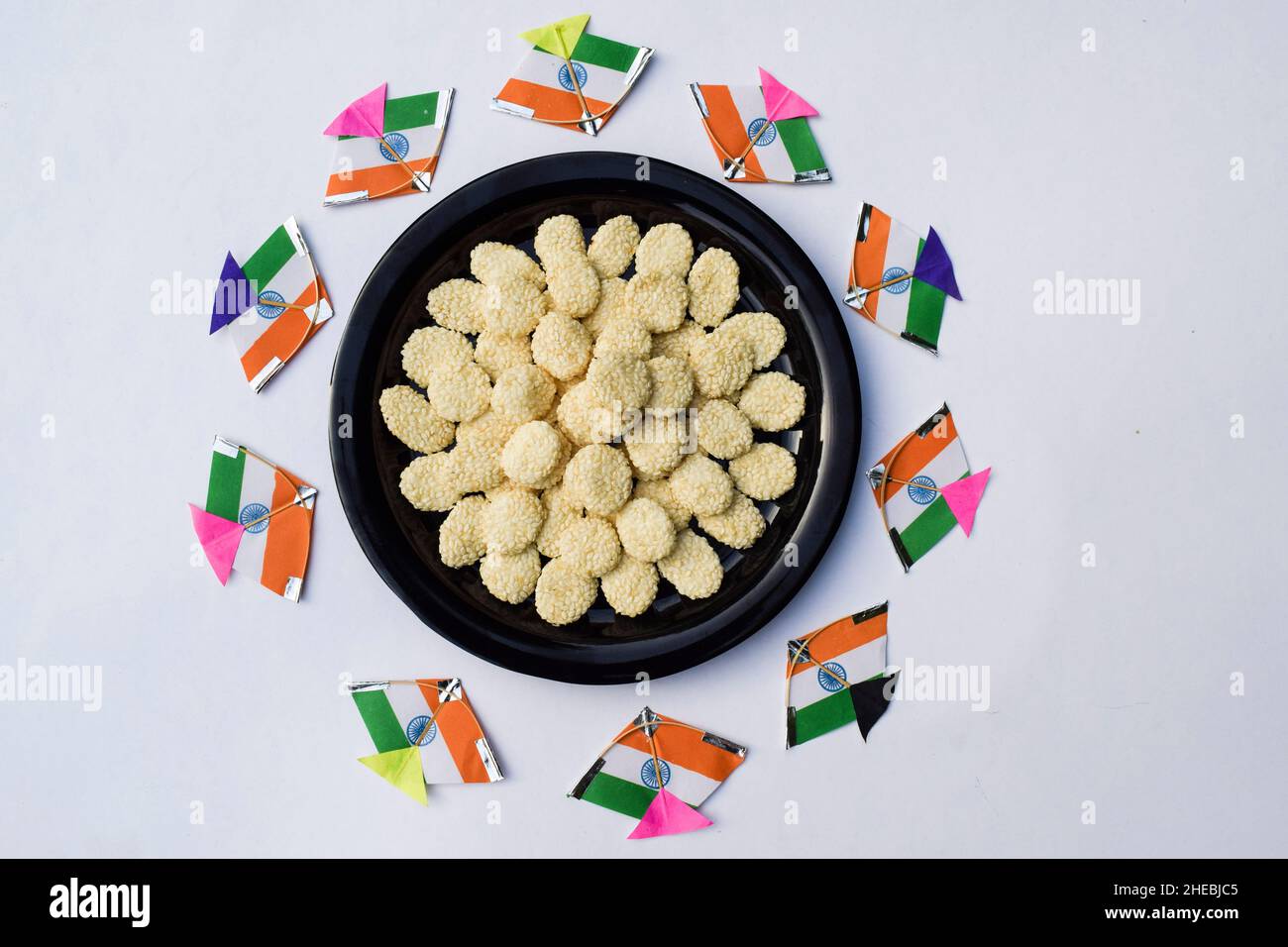 Rewadi süße weiße Sesamsamen indische Süßigkeiten, die im Januar in Indien im Winter gegessen werden. Indian republic Day Poster und Makar sankranti Thema mit til re Stockfoto