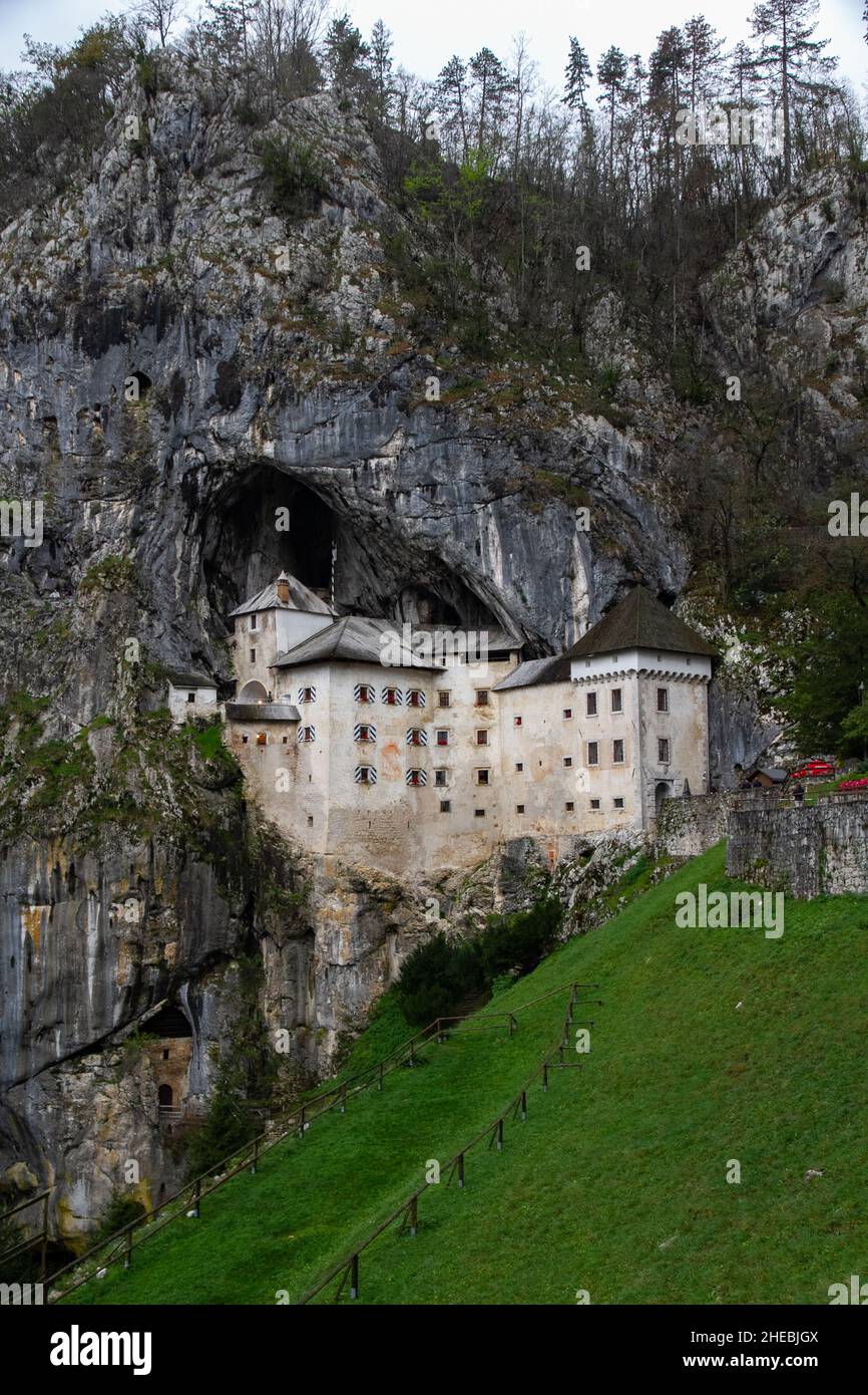 Predjama Castle (Predjamski Grad, Grad Predjama, Höhlenburg Lueg oder Castel Lueghi) ist ein Renaissanceschloss, das in einer Höhlenmündung im südlichen Zentrum errichtet wurde Stockfoto