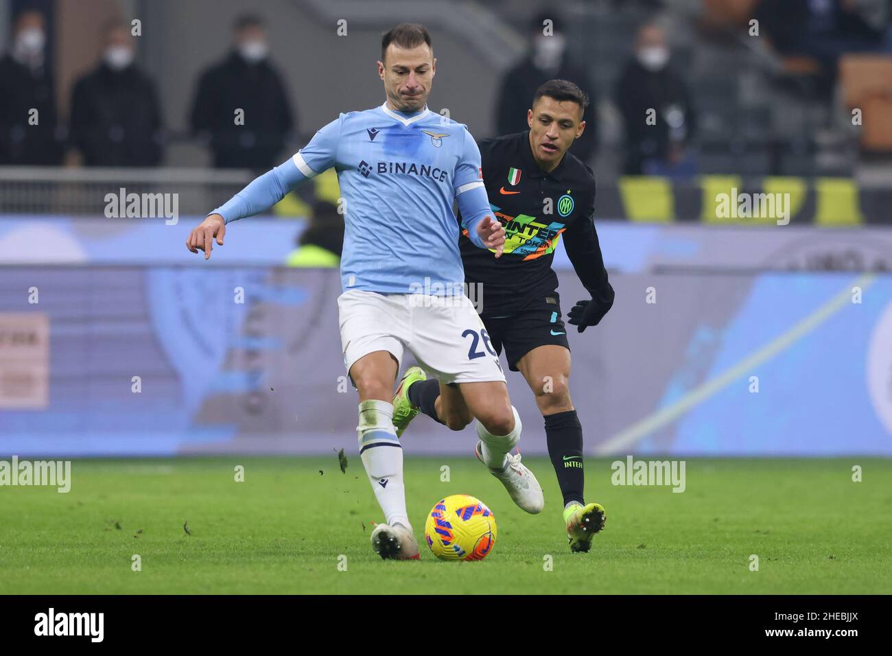 Mailand, Italien. 9th Januar 2022. Stefan Radu von der SS Lazio spielt den Ball zurück zum Torwart, als Alexis Sanchez vom FC Internazionale während des Serie-A-Spiels in Giuseppe Meazza, Mailand, ins Spiel kommt. Bildnachweis sollte lauten: Jonathan Moscrop/Sportimage Kredit: Sportimage/Alamy Live News Stockfoto