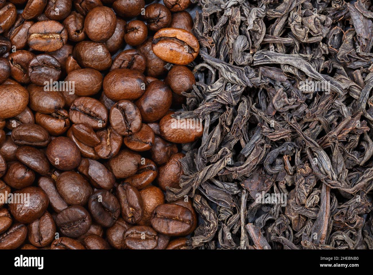 Körner von Kaffee und schwarzen Teeblättern. Nahaufnahme, Draufsicht Stockfoto