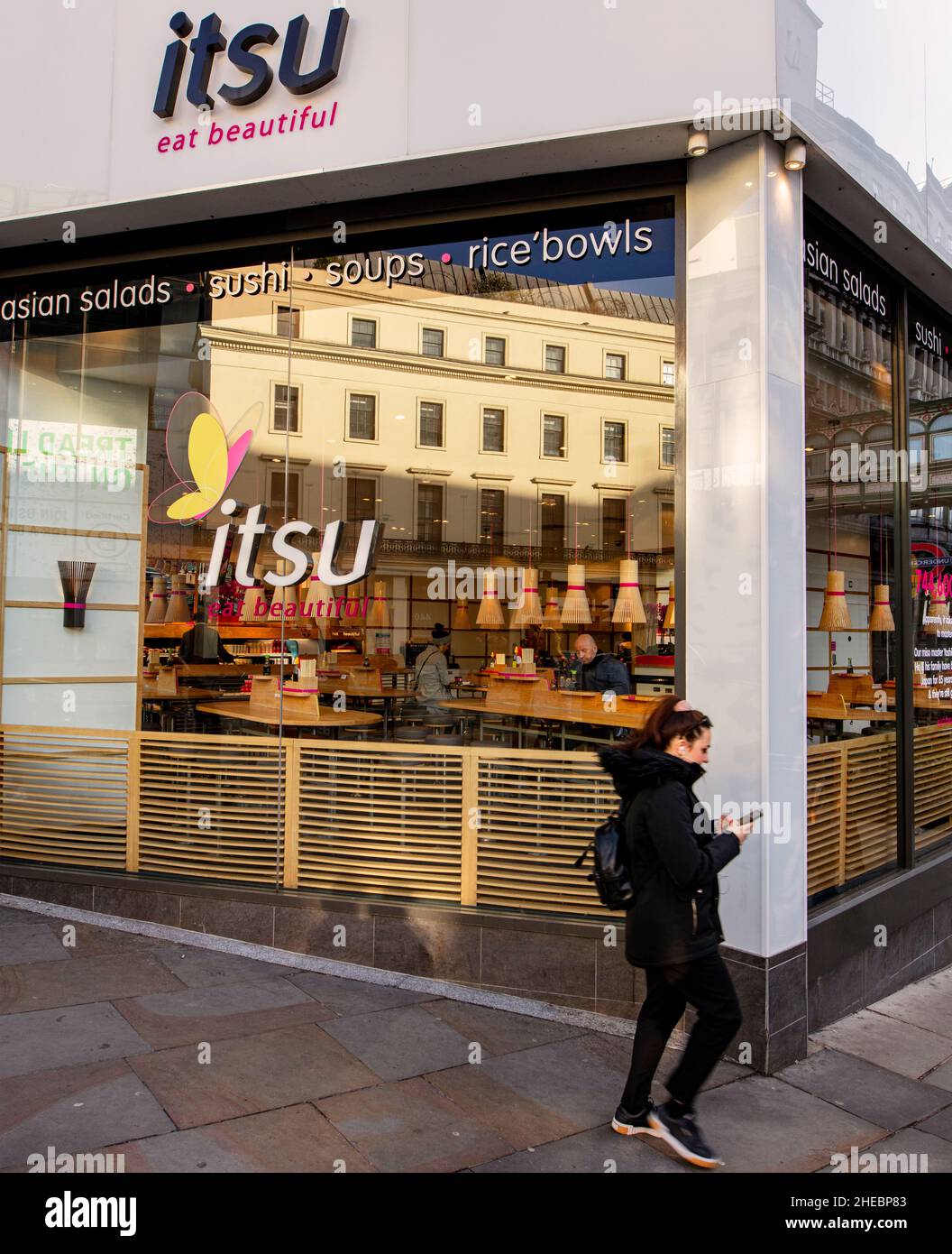 Itsu, ein japanisches Sushi-Restaurant im Zentrum von London Stockfoto