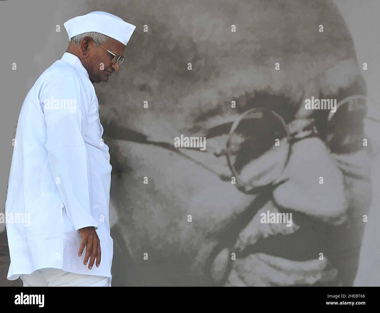 Die indische Sozialaktivistin Anna Hazare spricht während des Protestes für Lokpal Bill im Jahr 2011 in Neu-Delhi, Indien, an einer öffentlichen Versammlung. Stockfoto
