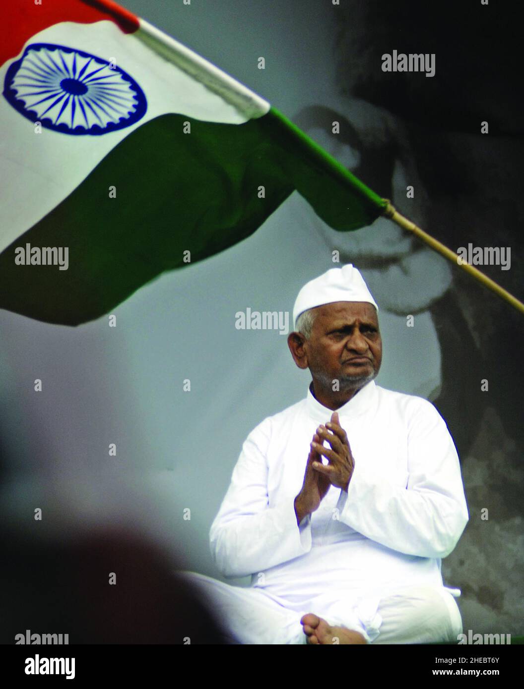 Die indische Sozialaktivistin Anna Hazare spricht während des Protestes für Lokpal Bill im Jahr 2011 in Neu-Delhi, Indien, an einer öffentlichen Versammlung. Stockfoto