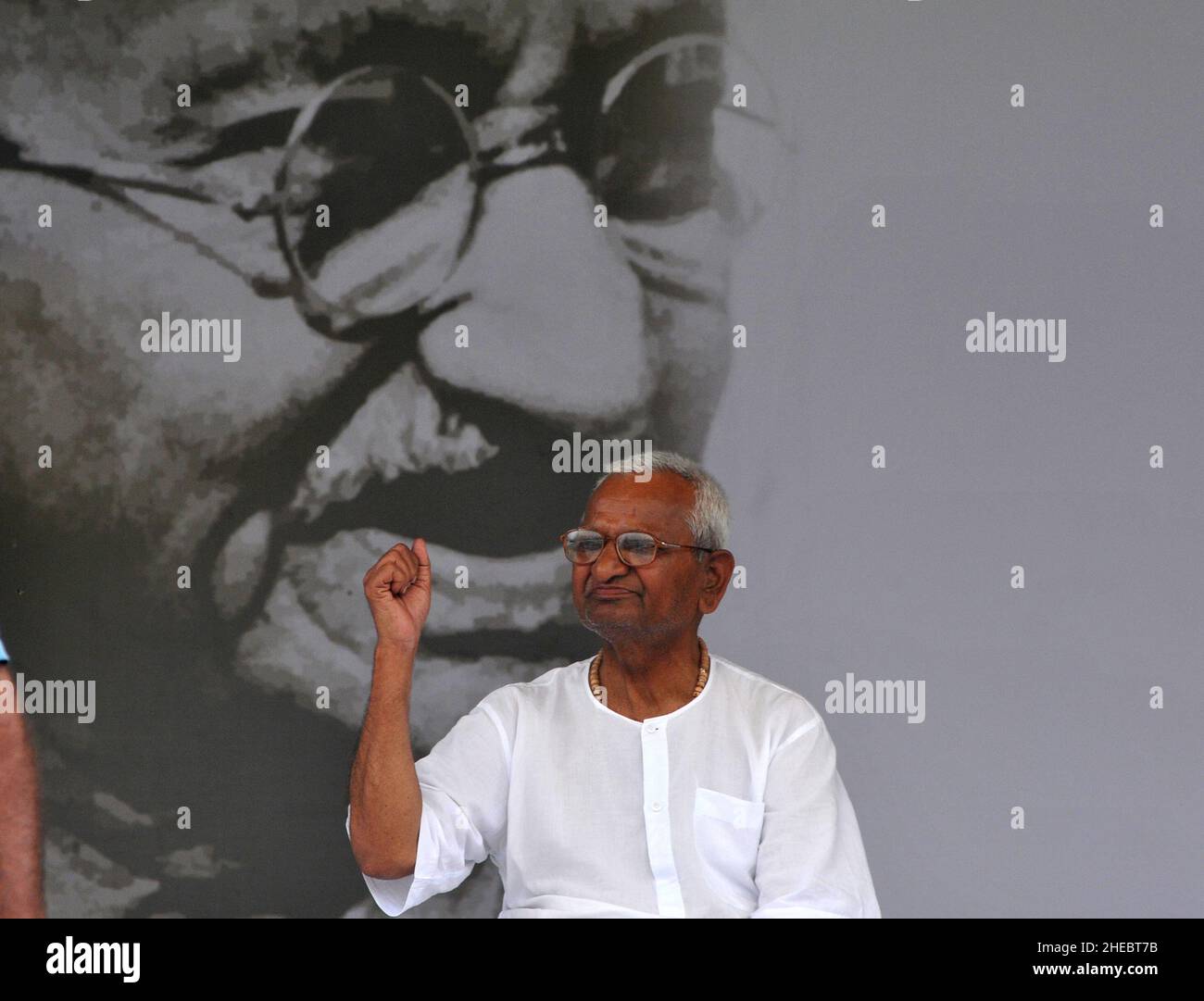Die indische Sozialaktivistin Anna Hazare spricht während des Protestes für Lokpal Bill im Jahr 2011 in Neu-Delhi, Indien, an einer öffentlichen Versammlung. Stockfoto