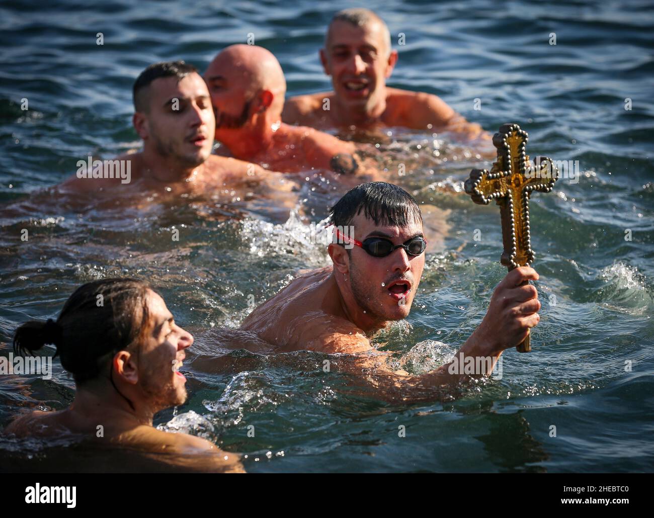 Die orthodoxen Christen in Istanbul erließen die Taufe Christi mit einer traditionellen Kreuzwurfzeremonie am 6. Januar 2022 in istanbul, Türkei. Stockfoto