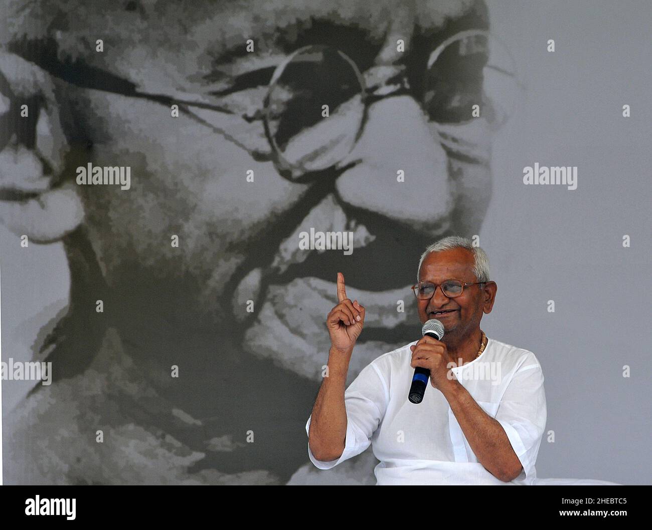 Die indische Sozialaktivistin Anna Hazare spricht während des Protestes für Lokpal Bill im Jahr 2011 in Neu-Delhi, Indien, an einer öffentlichen Versammlung. Stockfoto
