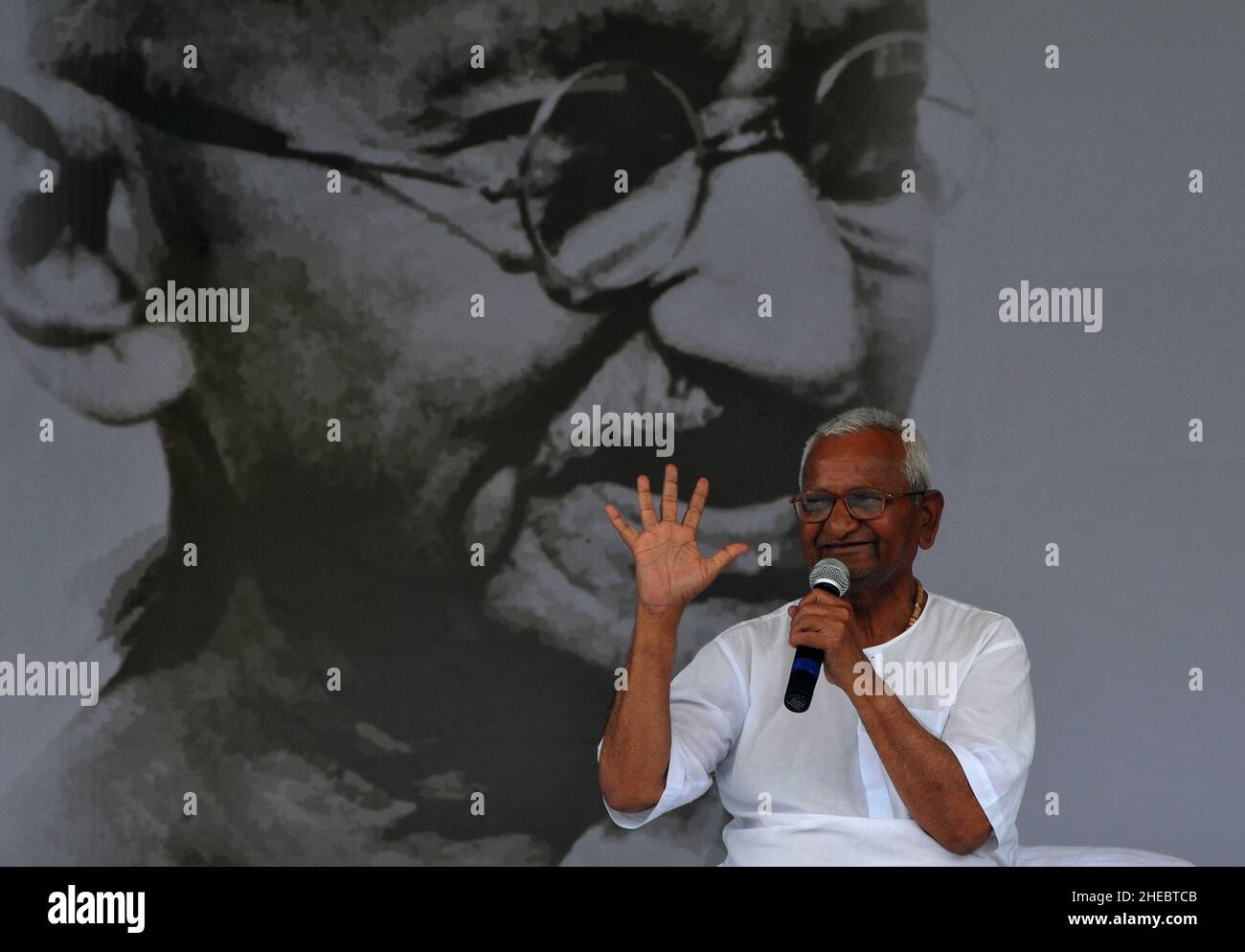 Die indische Sozialaktivistin Anna Hazare spricht während des Protestes für Lokpal Bill im Jahr 2011 in Neu-Delhi, Indien, an einer öffentlichen Versammlung. Stockfoto