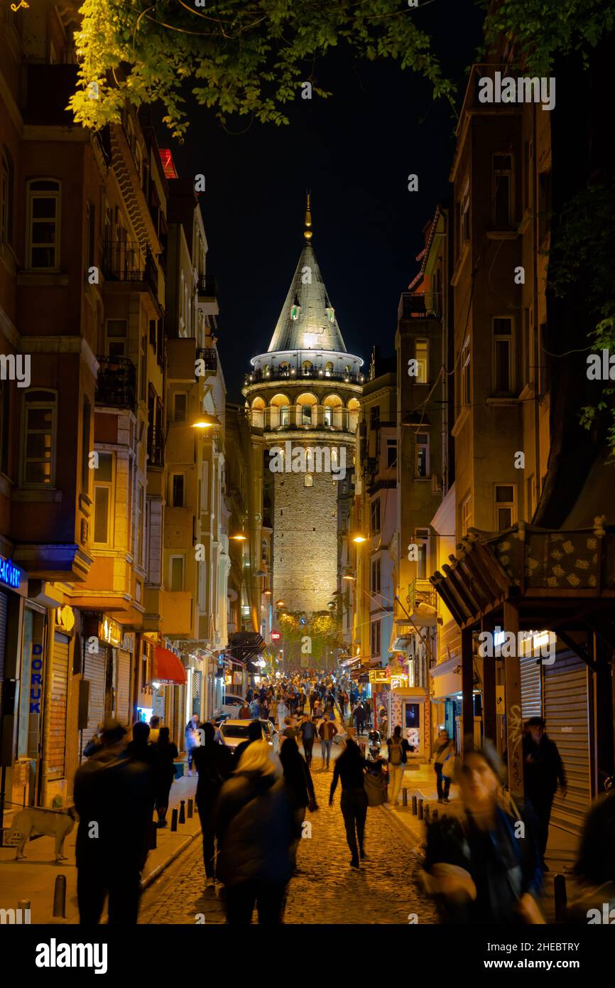 Galata Tower. Menschen und Galata-Turm bei Nacht in Istanbul. Tourismus in der Türkei vertikale Geschichte Hintergrund. Istanbul Türkei - 10.15.2021 Stockfoto