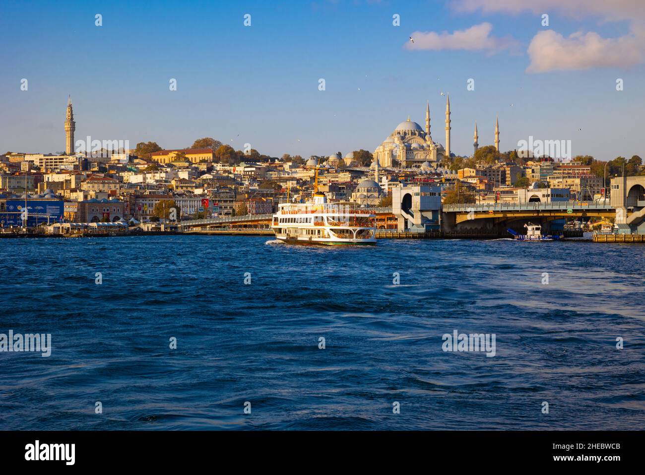 Istanbul am Morgen. Fähre und goldenes Horn mit Galata-Brücke und Moscheen. Istanbul Türkei - 10.13.2021 Stockfoto