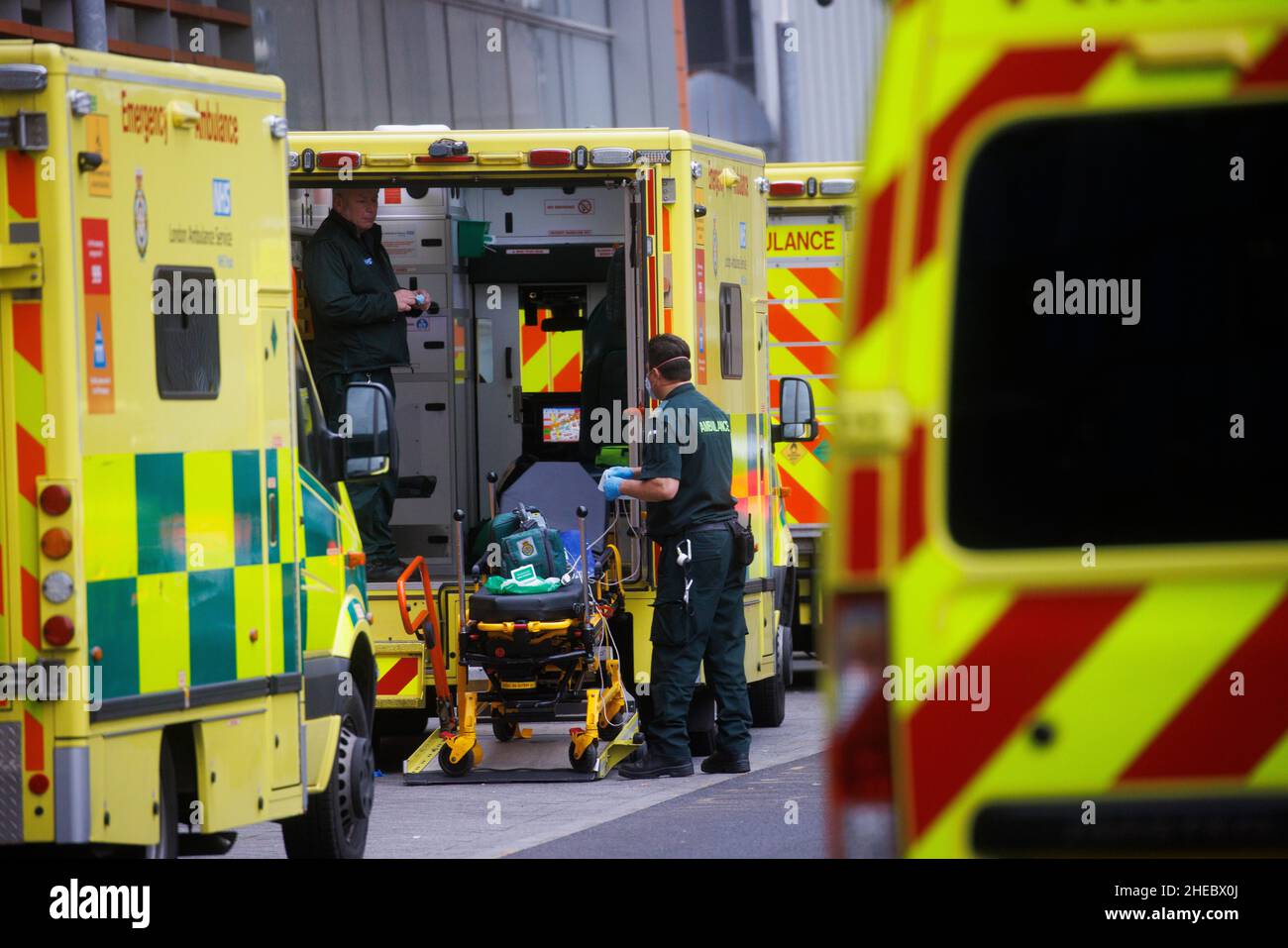 London, Großbritannien. 10th Januar 2022. NHS steht unter Druck, da die Omicron-Variante greift und bis zu 10 % der NHS-Mitarbeiter krank sind. Die NHS-Krankenhäuser haben sich bereit erklärt, Unterstützung von privaten Krankenhäusern für zusätzliche Betten zu erhalten, um dem Überlauf der Omicron-Welle zu helfen. Die Armee wurde auch gebeten, bei dem Personalmangel zu helfen. Kredit: Mark Thomas/Alamy Live Nachrichten Stockfoto