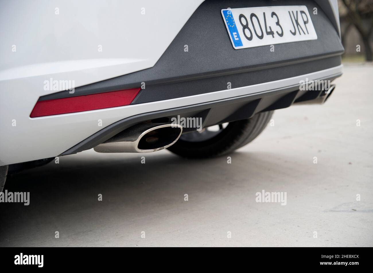 Sport Auto Auspuff mit drei verchromten Rohren Stockfotografie - Alamy