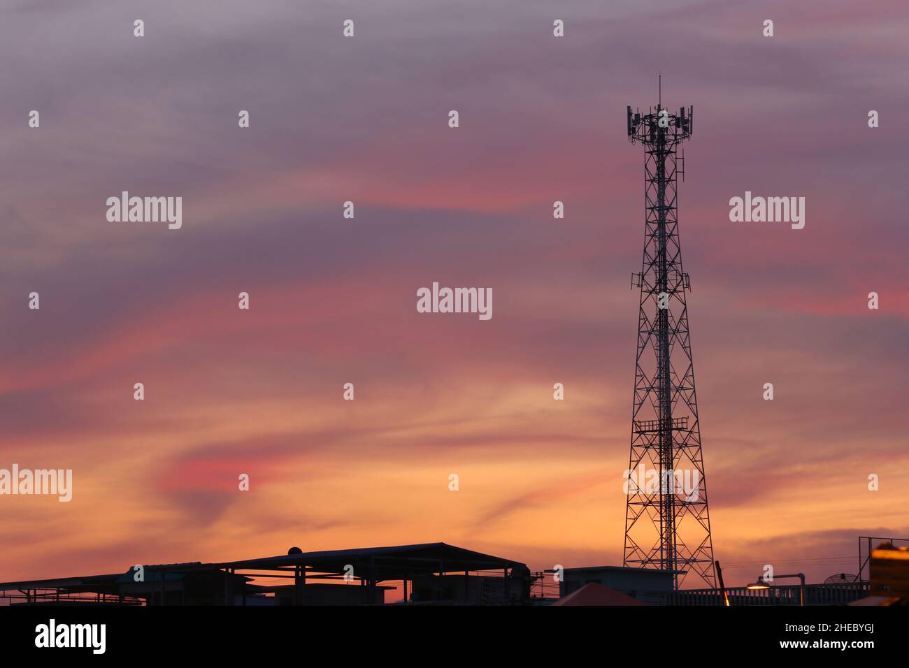 Telefonturm auf Abendwolke und Dämmerung Himmel Hintergrund, haben Kopieplatz für Design in Ihrer Arbeit. Stockfoto